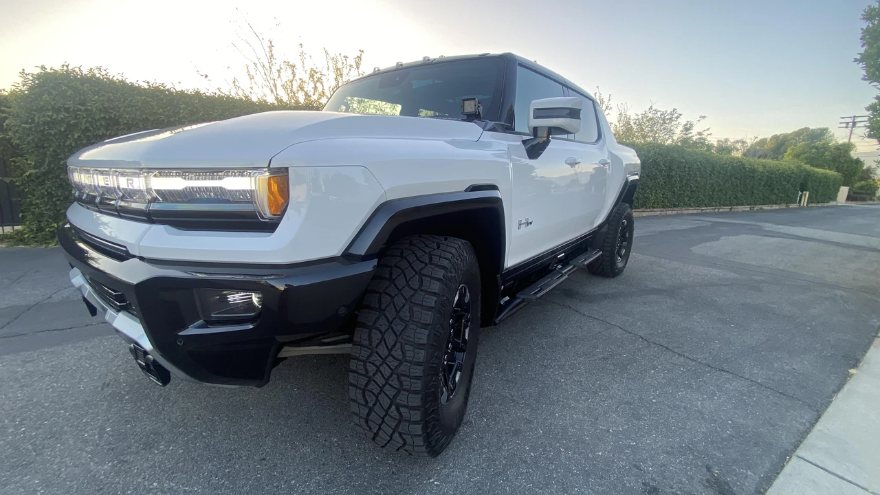 2022 GMC Hummer EV - Image 10 of 31