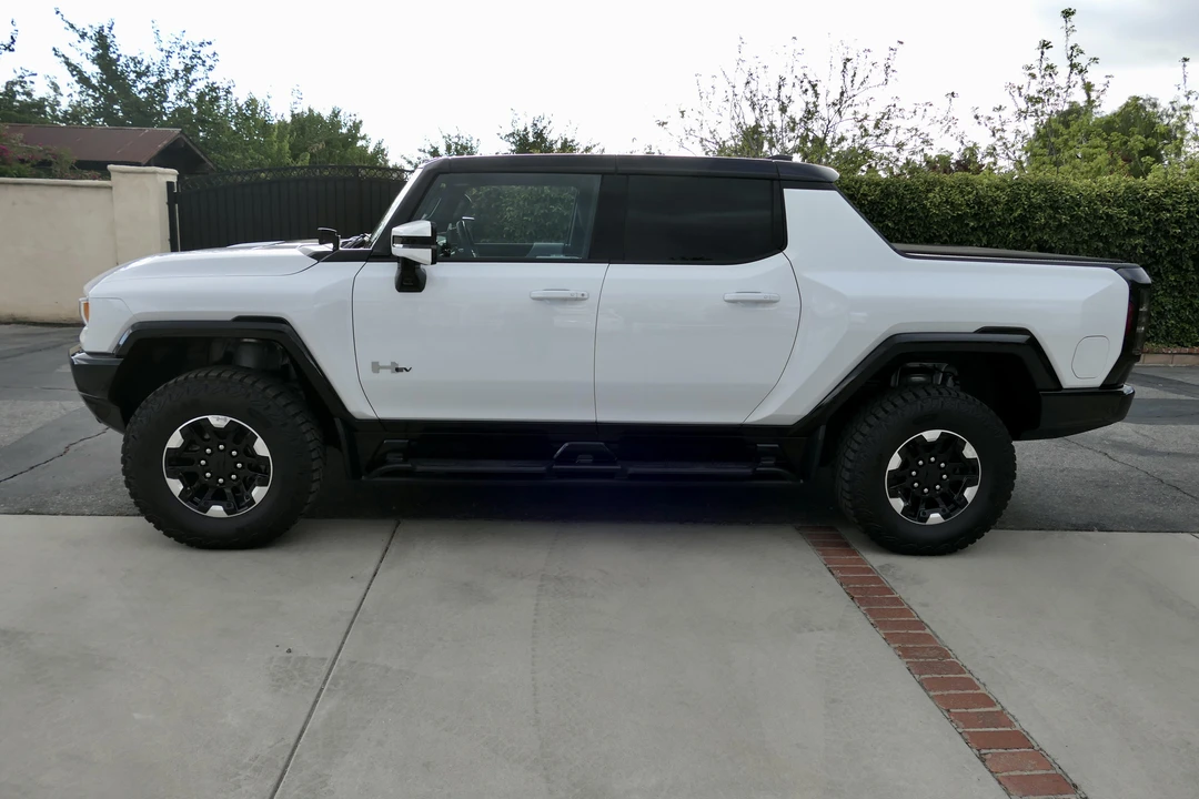 2022 GMC Hummer EV - Image 14 of 31