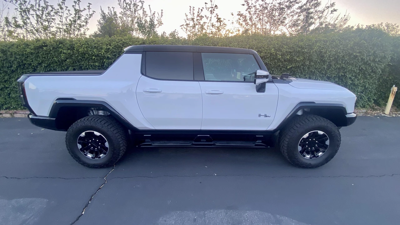2022 GMC Hummer EV - Image 27 of 31