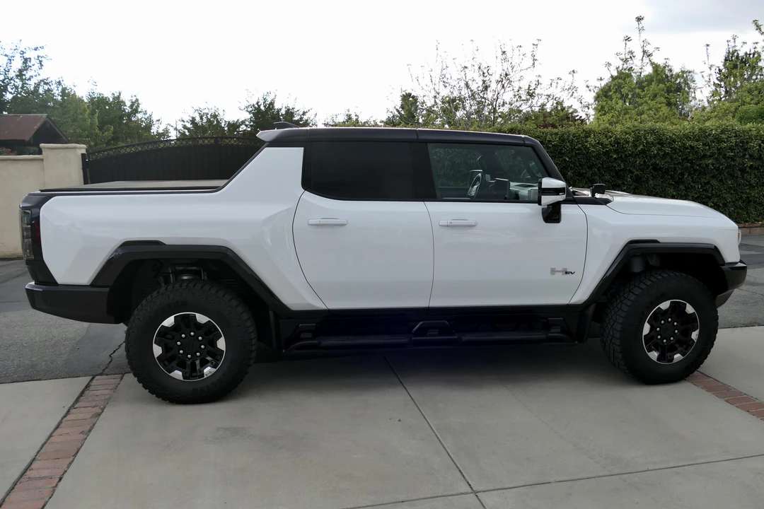 2022 GMC Hummer EV - Image 26 of 31