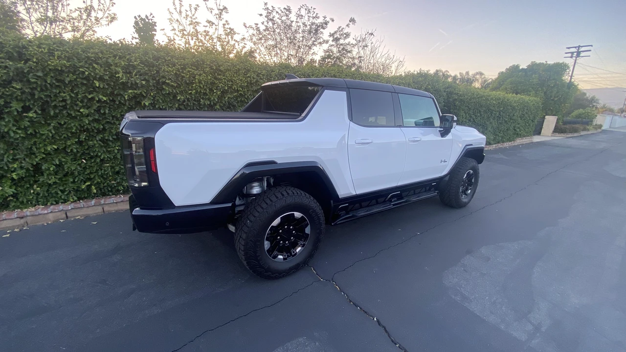 2022 GMC Hummer EV - Image 25 of 31