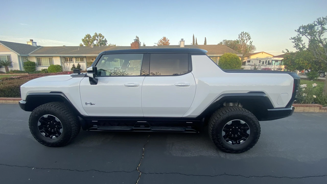 2022 GMC Hummer EV - Image 15 of 31