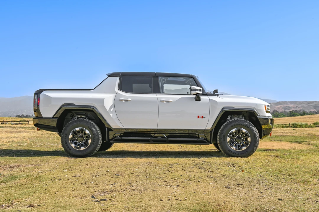 2022 GMC Hummer EV - Image 17 of 29