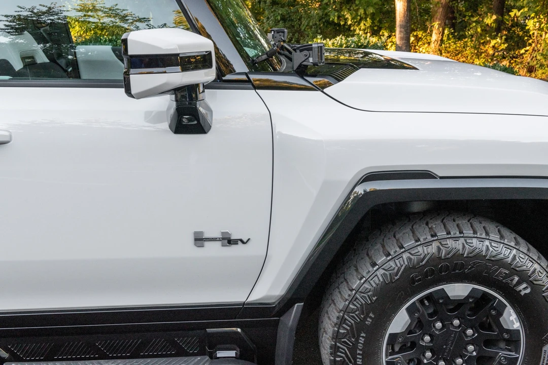 2022 GMC Hummer EV - Image 20 of 31