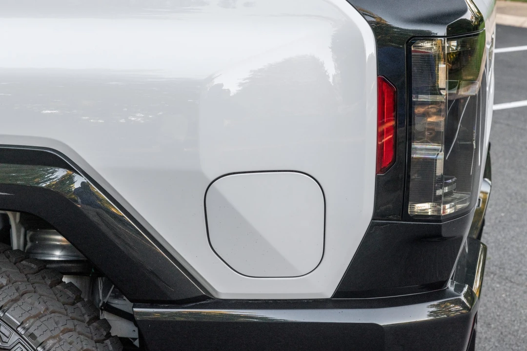 2022 GMC Hummer EV - Image 26 of 31