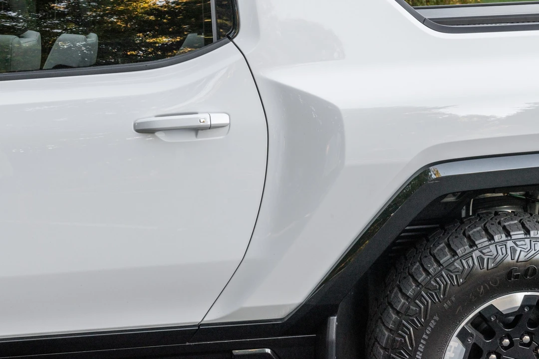 2022 GMC Hummer EV - Image 23 of 31