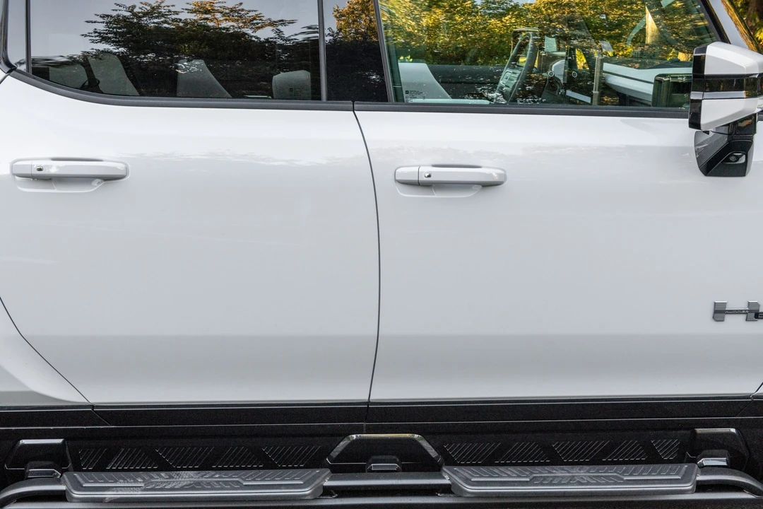 2022 GMC Hummer EV - Image 25 of 31