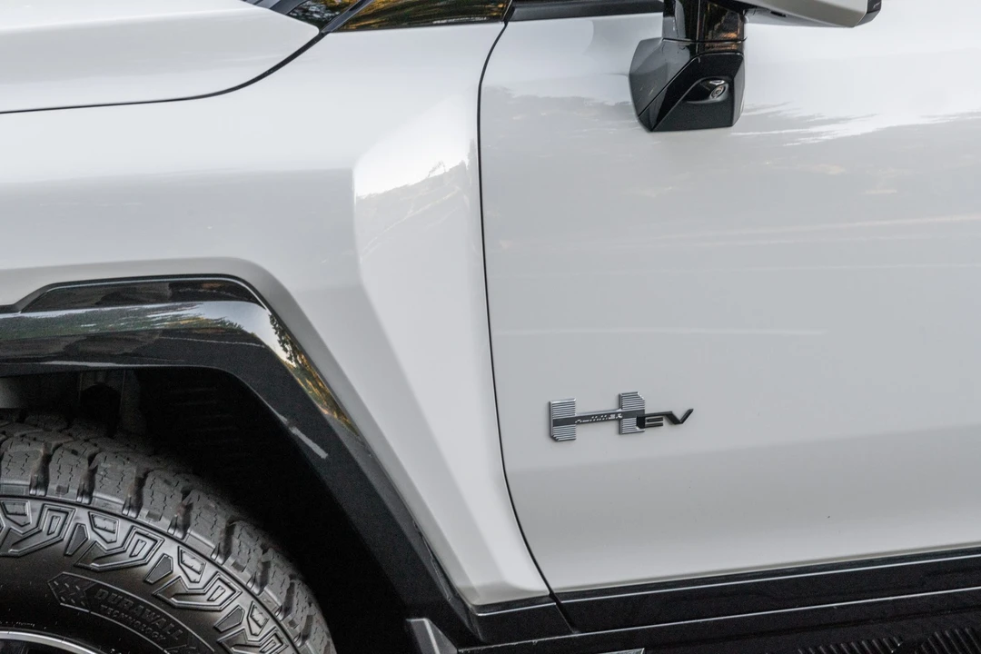 2022 GMC Hummer EV - Image 21 of 31