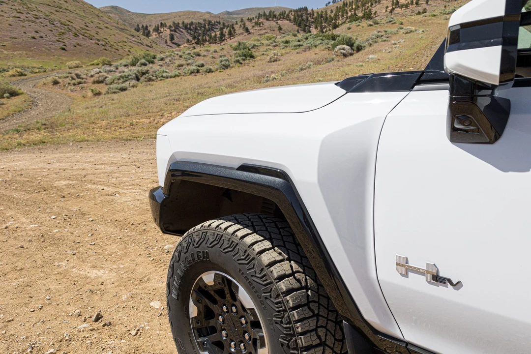 2022 GMC Hummer EV - Image 26 of 31