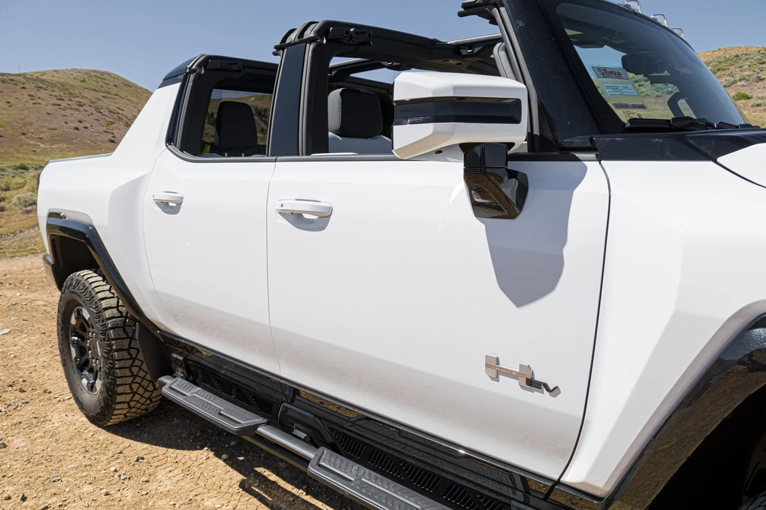 2022 GMC Hummer EV - Image 22 of 31