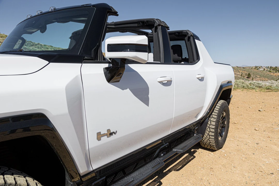 2022 GMC Hummer EV - Image 25 of 31