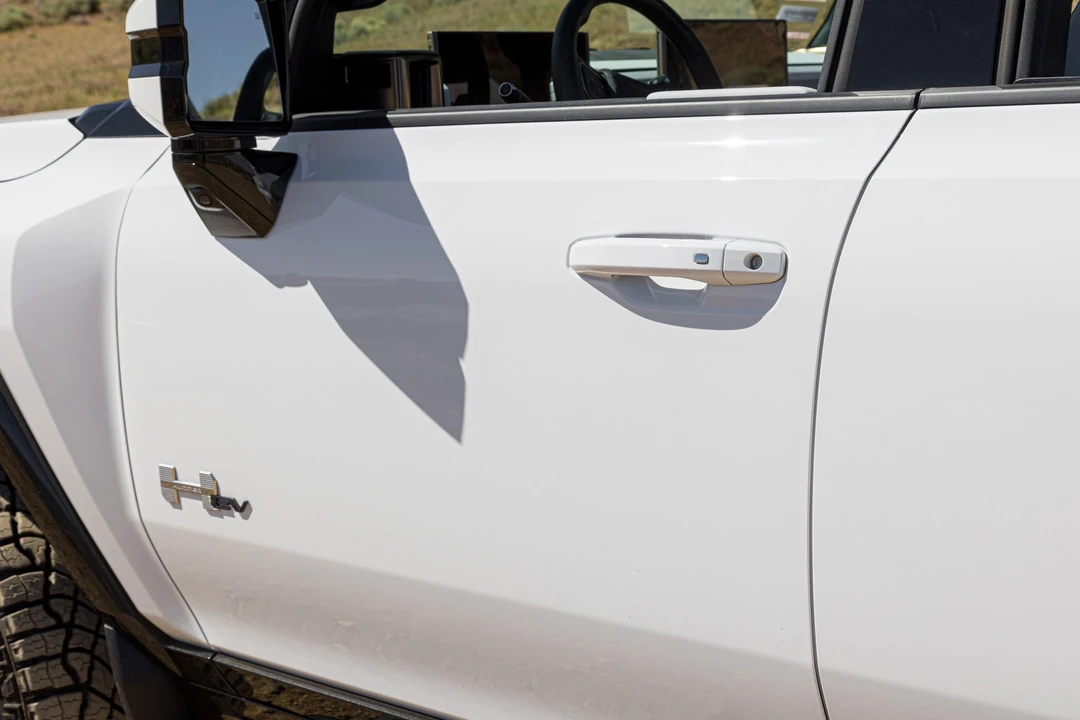 2022 GMC Hummer EV - Image 28 of 31