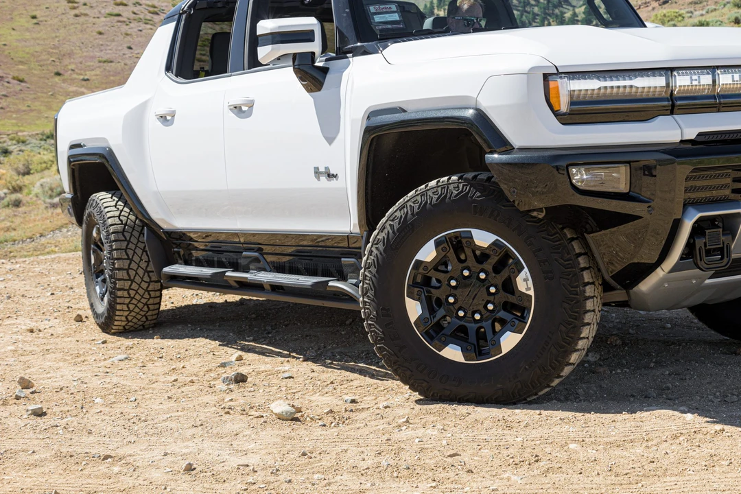 2022 GMC Hummer EV - Image 21 of 31
