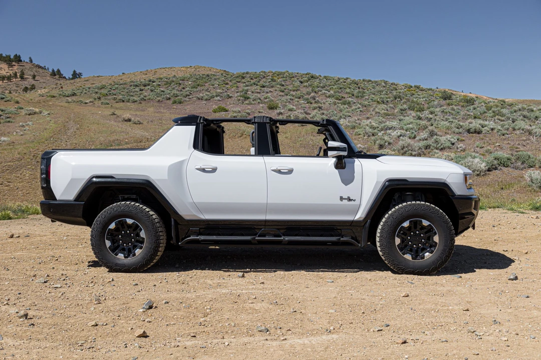 2022 GMC Hummer EV - Image 10 of 31