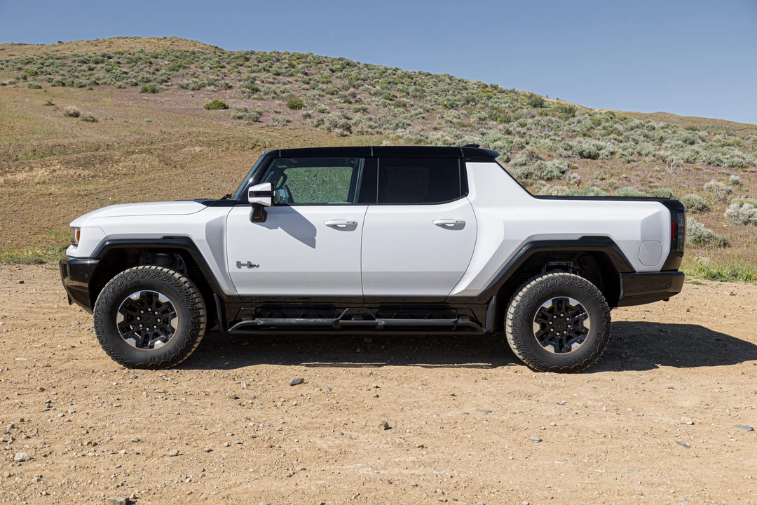2022 GMC Hummer EV - Image 18 of 31