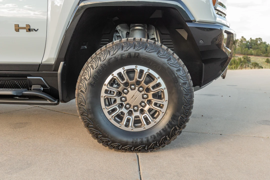 2022 GMC Hummer EV - Image 27 of 31