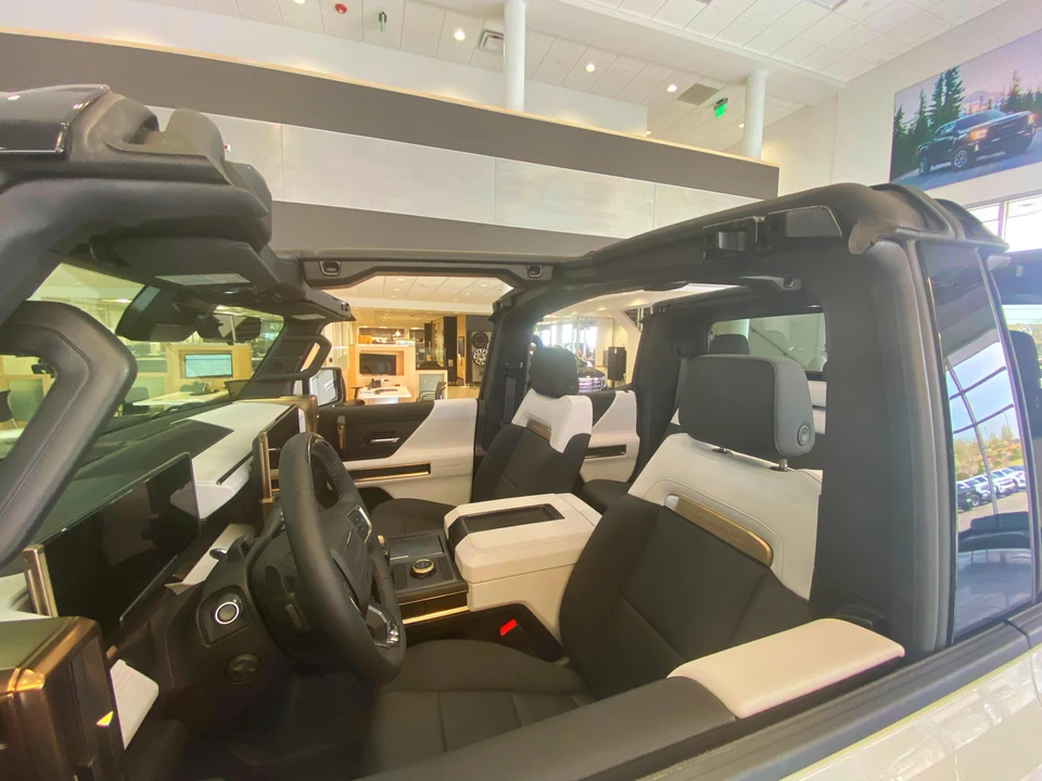 2022 GMC Hummer EV - Image 15 of 31