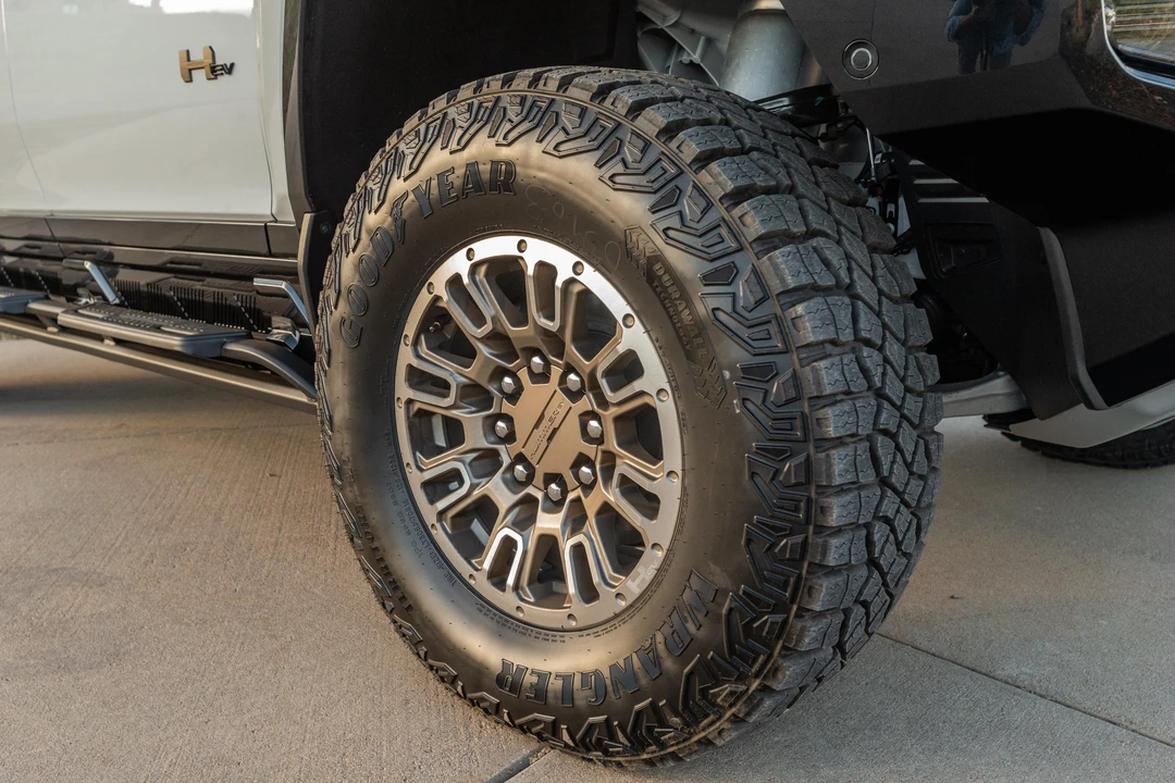 2022 GMC Hummer EV - Image 28 of 31