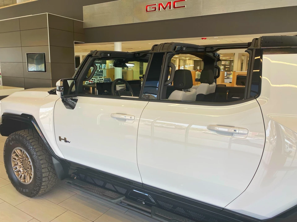 2022 GMC Hummer EV - Image 16 of 31