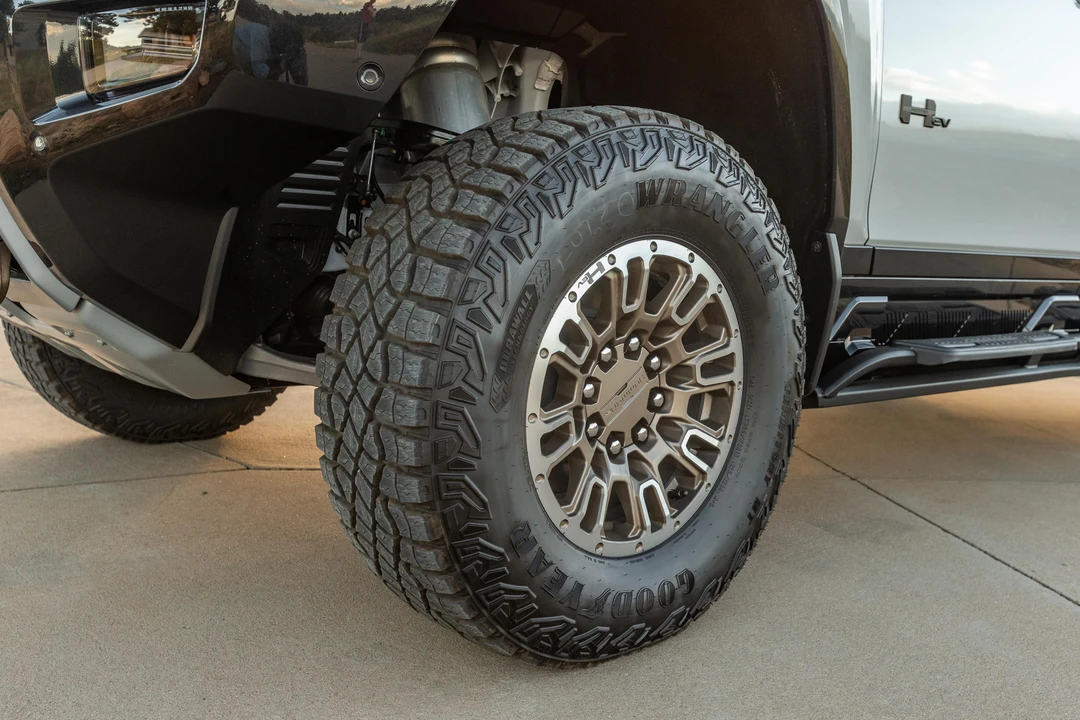 2022 GMC Hummer EV - Image 22 of 31