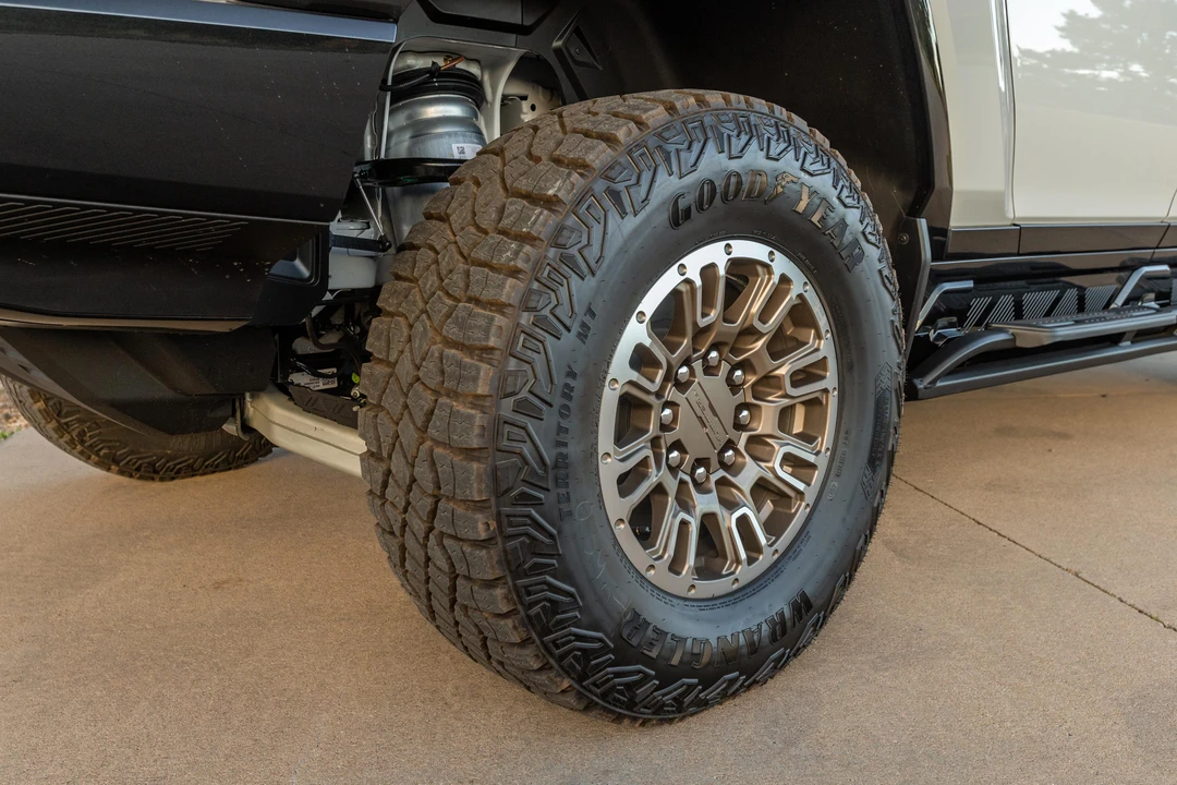 2022 GMC Hummer EV - Image 26 of 31