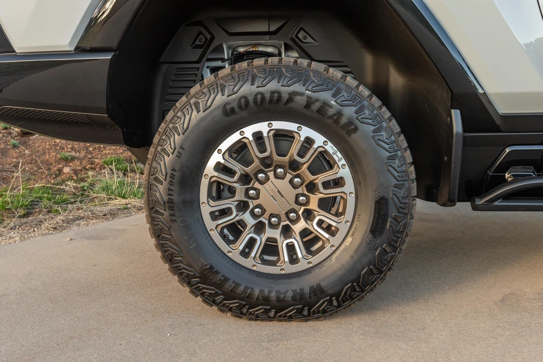 2022 GMC Hummer EV - Image 25 of 31