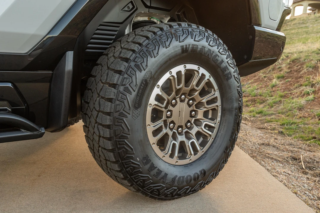 2022 GMC Hummer EV - Image 24 of 31