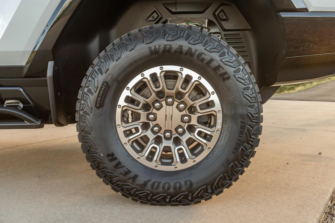2022 GMC Hummer EV - Image 23 of 31