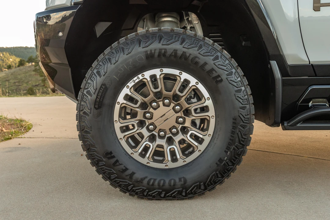 2022 GMC Hummer EV - Image 21 of 31