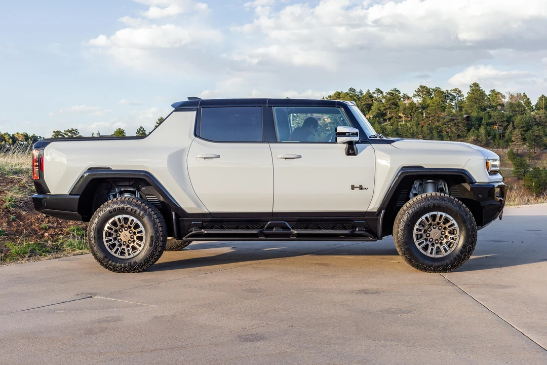 2022 GMC Hummer EV - Image 12 of 31