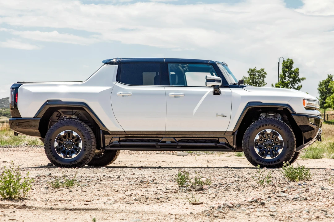 2022 GMC Hummer EV - Image 8 of 31
