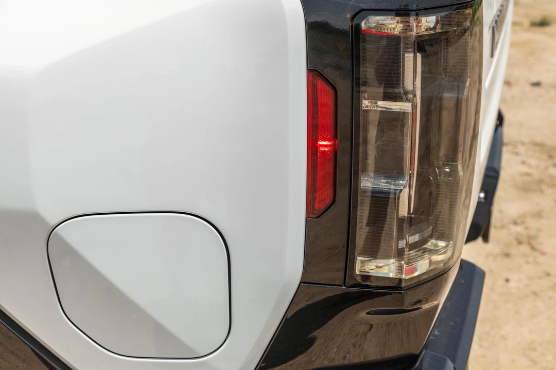 2022 GMC Hummer EV - Image 26 of 31