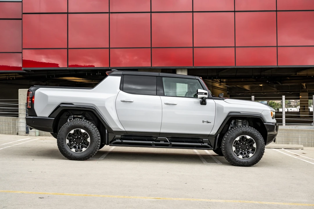 2022 GMC Hummer EV - Image 7 of 31