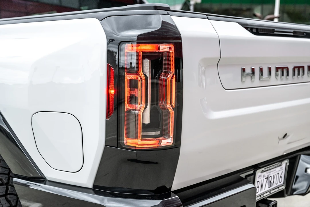 2022 GMC Hummer EV - Image 29 of 31