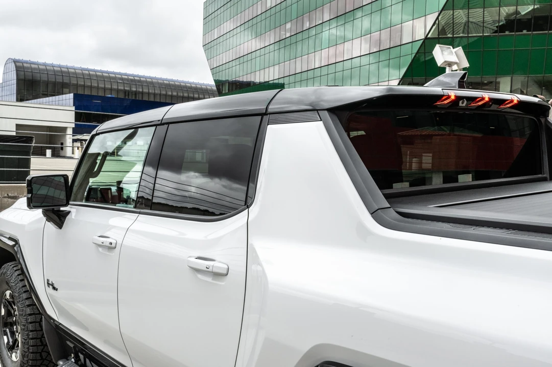 2022 GMC Hummer EV - Image 28 of 31