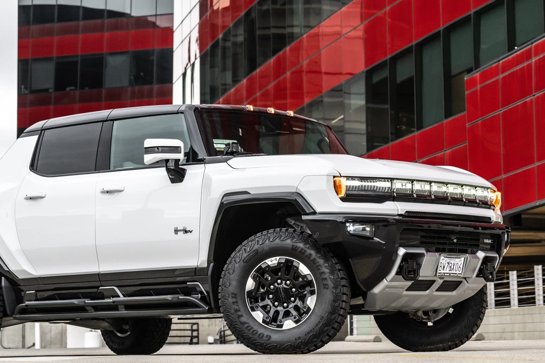 2022 GMC Hummer EV - Image 13 of 31
