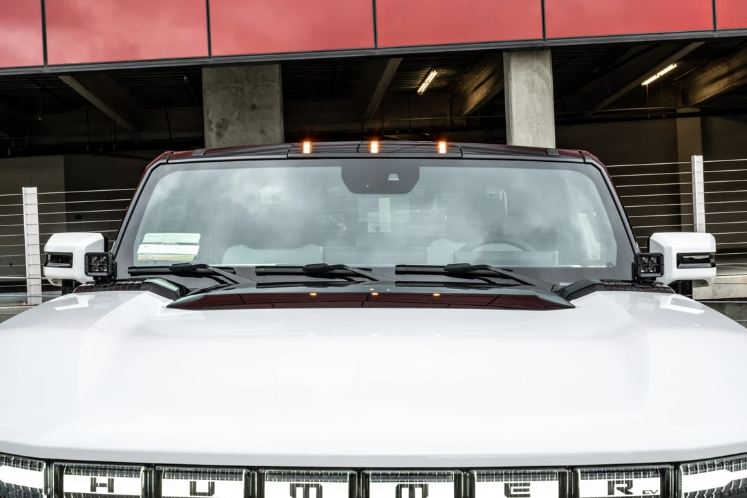 2022 GMC Hummer EV - Image 15 of 31