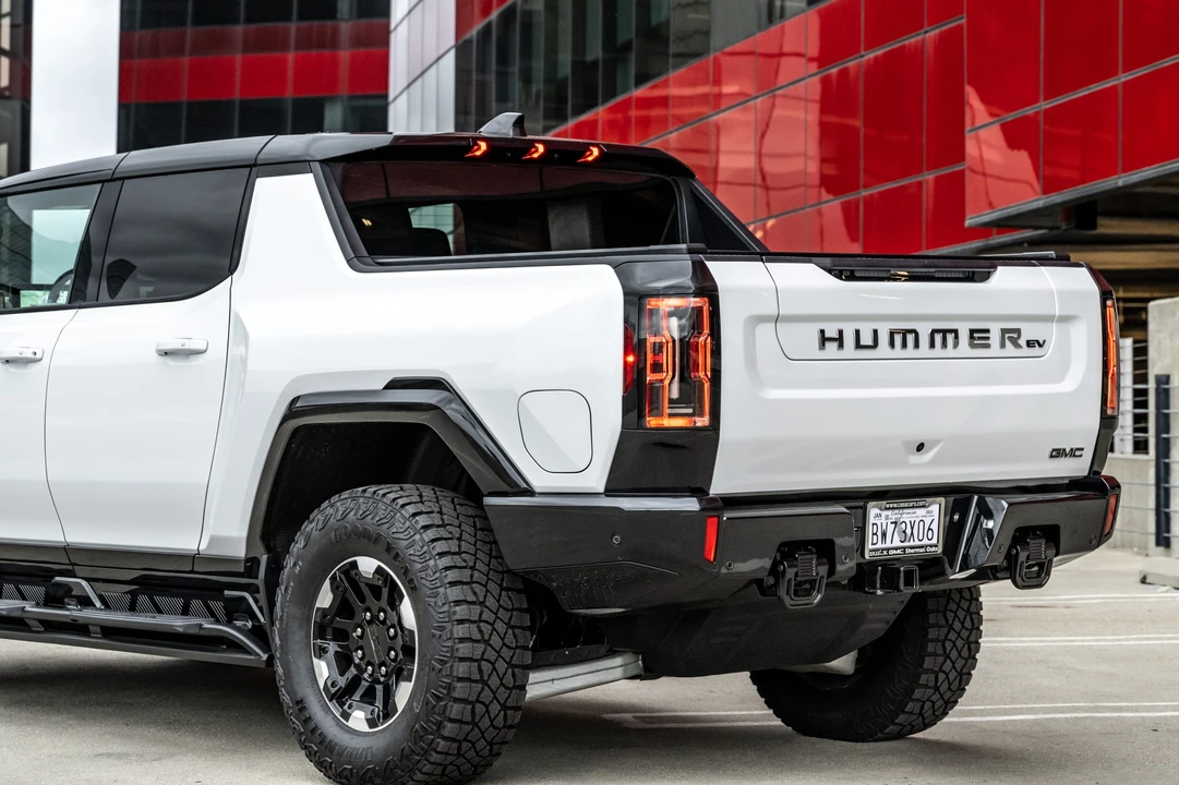 2022 GMC Hummer EV - Image 11 of 31