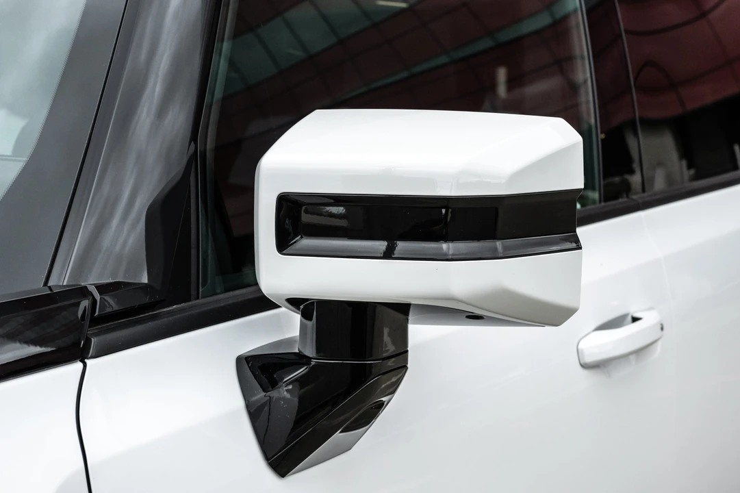 2022 GMC Hummer EV - Image 25 of 31