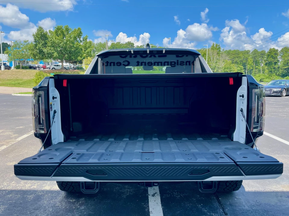 2022 GMC Hummer EV - Image 18 of 31