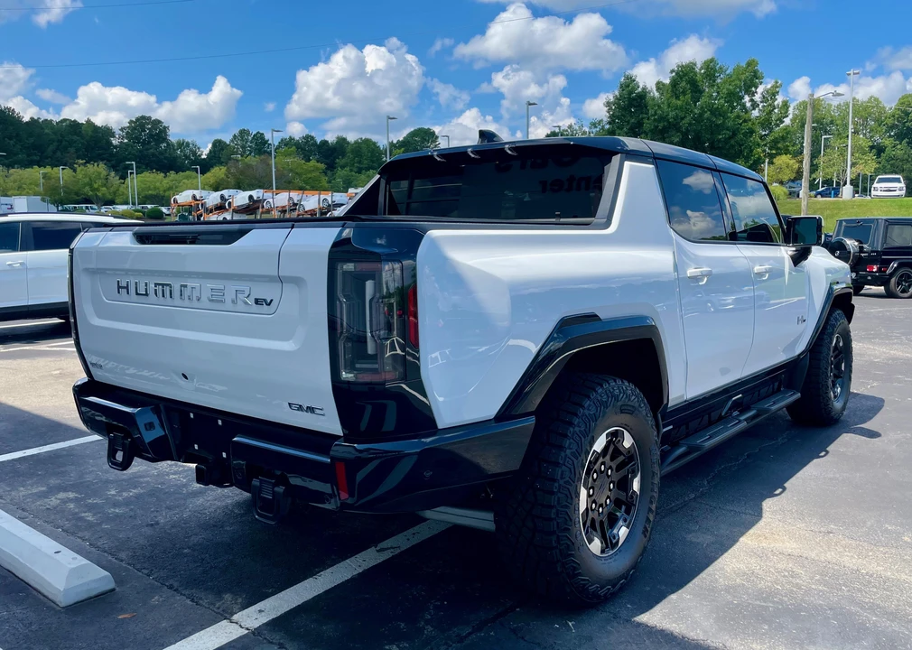 2022 GMC Hummer EV - Image 21 of 31