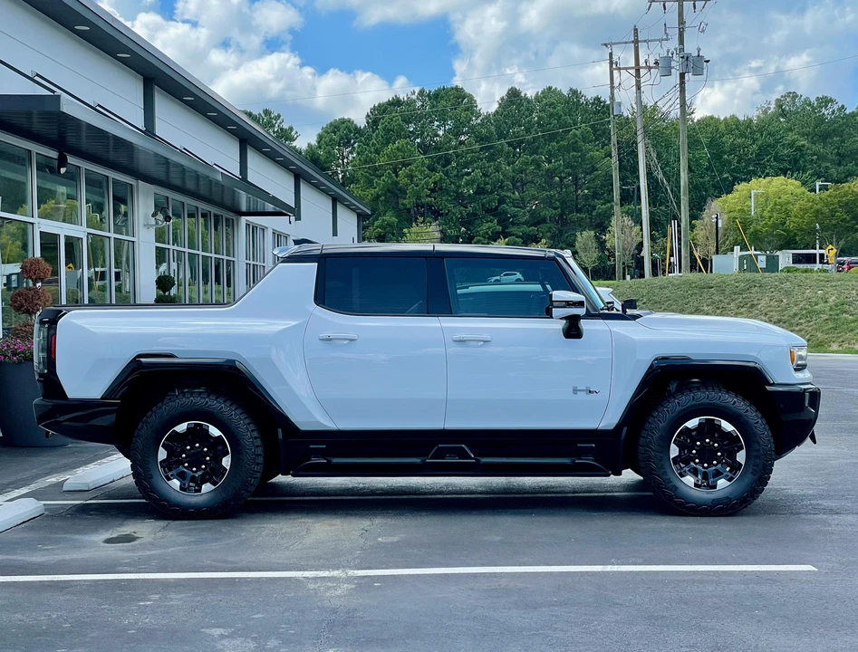 2022 GMC Hummer EV - Image 22 of 31