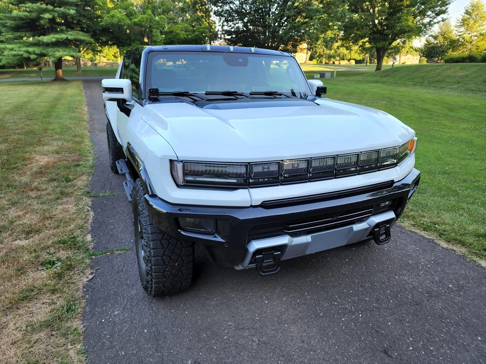2022 GMC Hummer EV - Image 11 of 31