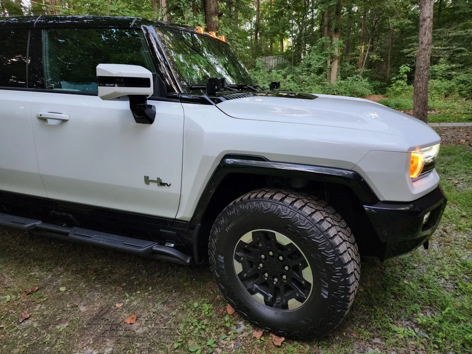 2022 GMC Hummer EV - Image 13 of 31