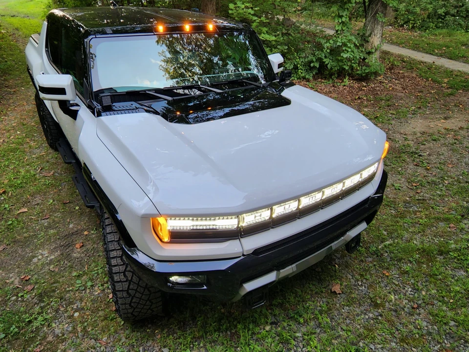 2022 GMC Hummer EV - Image 14 of 31