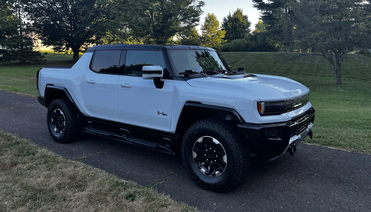 2022 GMC Hummer EV - Image 10 of 31