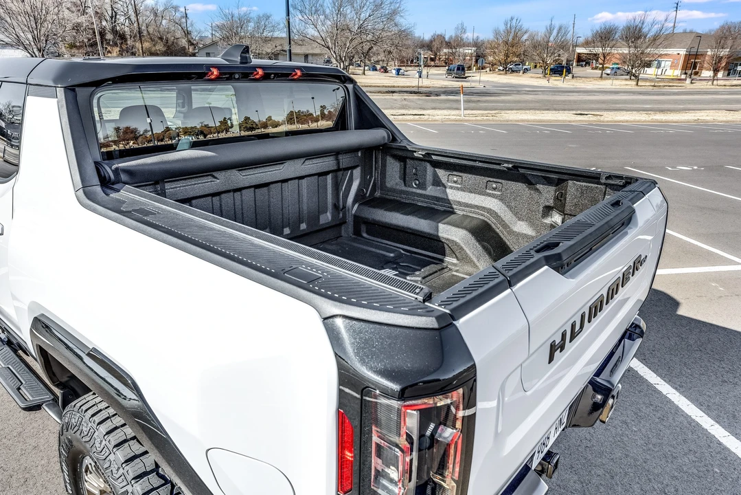 2022 GMC Hummer EV - Image 28 of 31