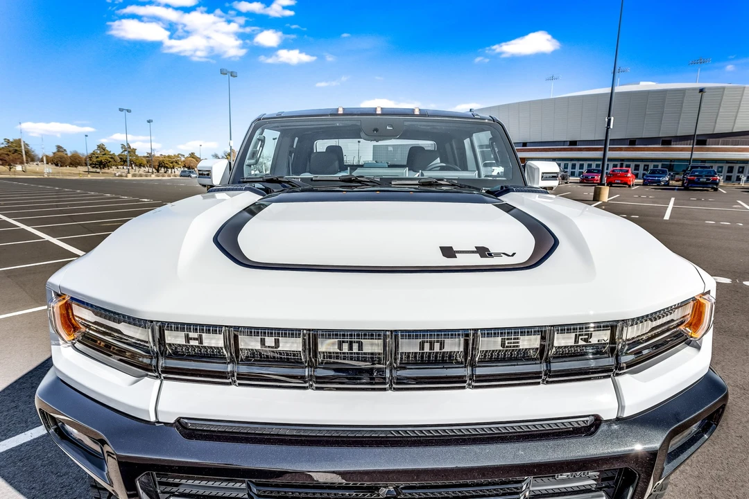 2022 GMC Hummer EV - Image 14 of 31