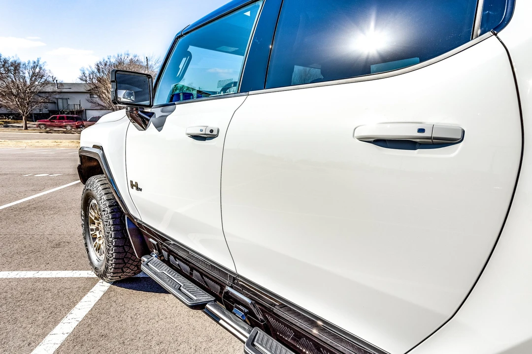 2022 GMC Hummer EV - Image 23 of 31