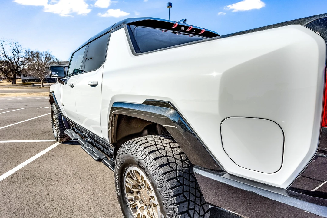 2022 GMC Hummer EV - Image 25 of 31
